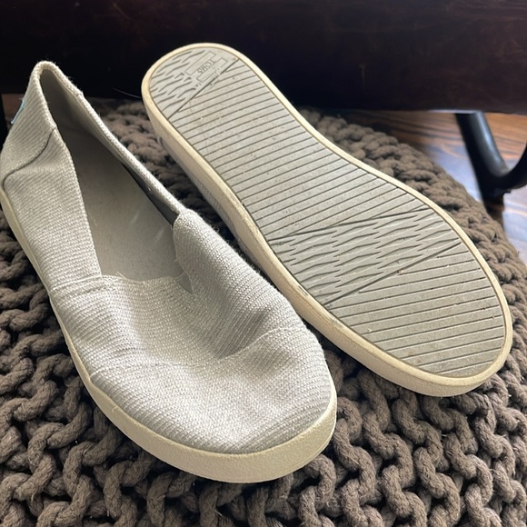 Toms - Picture 2 of 4